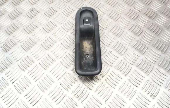 Renault Clio III Electric window control switch 8200356517 E29474