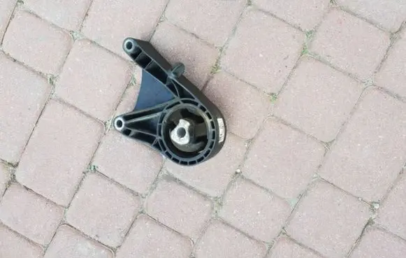 Opel Insignia A Engine mount bracket 13227767