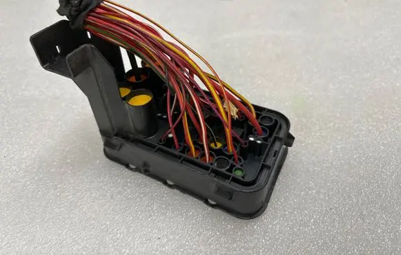 Volkswagen PASSAT B6 Fuse module 1K0937700B