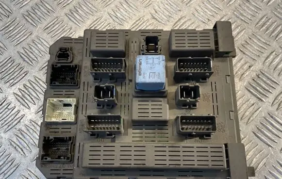 Peugeot 607 Fuse module 9641958680