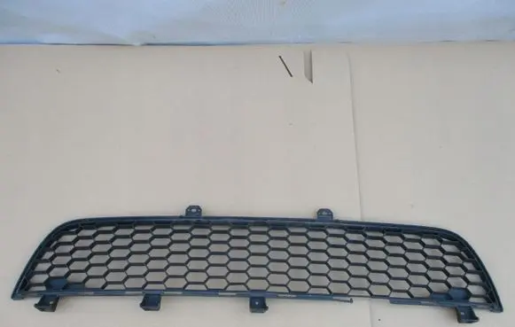 Mitsubishi Pajero Sport I Front bumper lower grill 6402A124