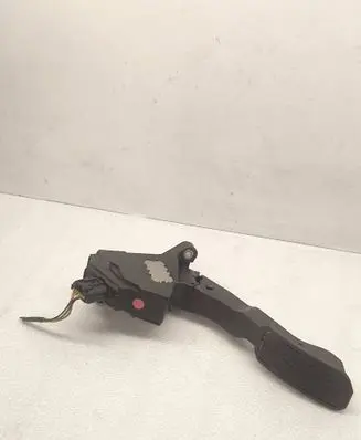 Accelerator throttle pedal