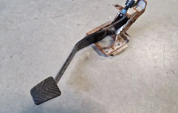 Mitsubishi L200 Brake pedal MR992542