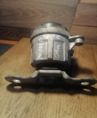 Ford Mondeo Mk III Engine mount bracket