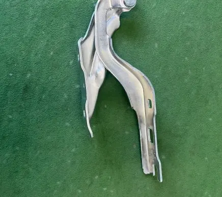 Skoda Fabia Mk3 (NJ) Engine bonnet/hood hinges 6V0823301