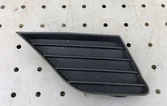 Toyota Avensis T270 Front bumper lower grill