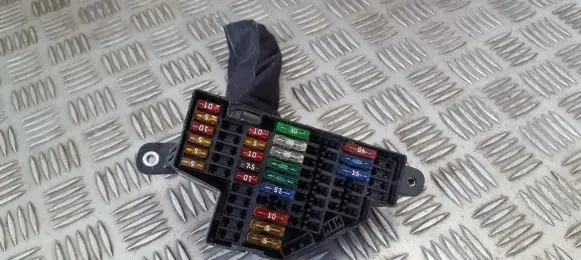 Volkswagen Golf V Fuse box set 19010503673 KHMA5-070