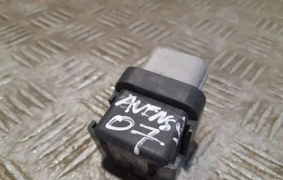 Toyota Avensis T250 Glow plug pre-heat relay 1567000671