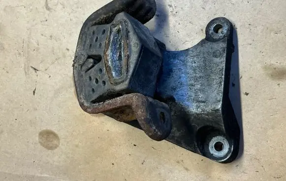 Volkswagen Transporter - Caravelle T5 Engine mount bracket 7H0399151H 7H0399151L