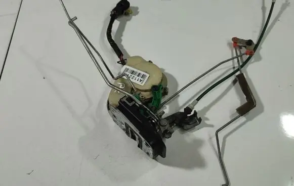 KIA Sorento Front door lock 