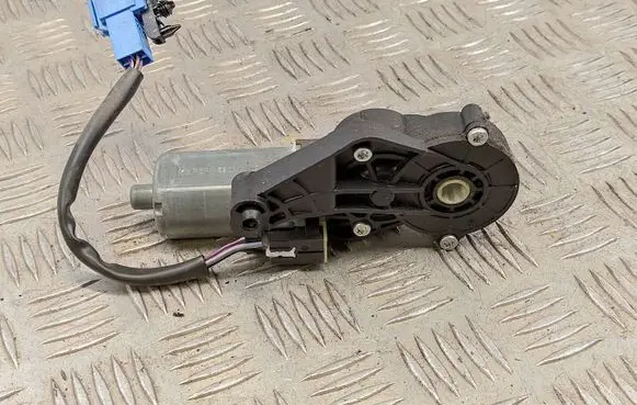 Mercedes-Benz S W221 Seat adjustment motor 825843702 0809