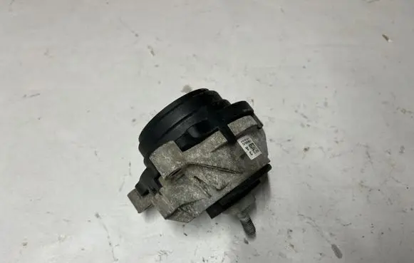 BMW 4 F32 F33 Engine mount bracket 6856405