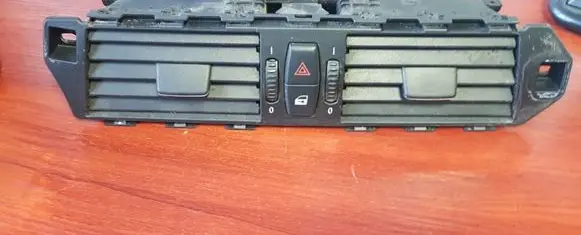 BMW 5 E60 E61 Dash center air vent grill 6910734