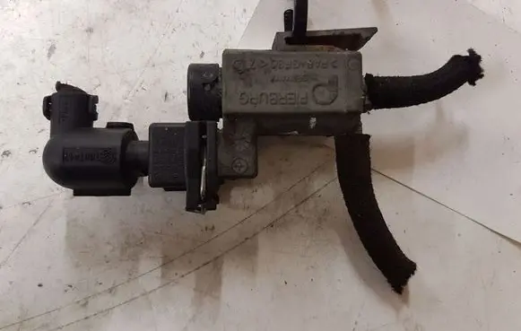BMW 3 E90 E91 Vacuum valve 70078400 7537612