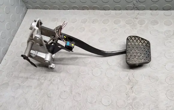 BMW X3 E83 Brake pedal 2229128
