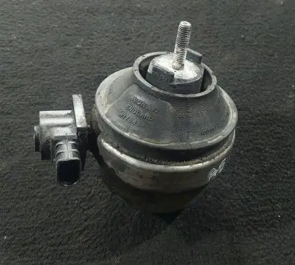 Audi A6 S6 C5 4B Engine mount bracket