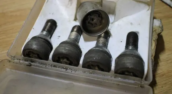 Renault Laguna II Anti-theft wheel nuts and lock 