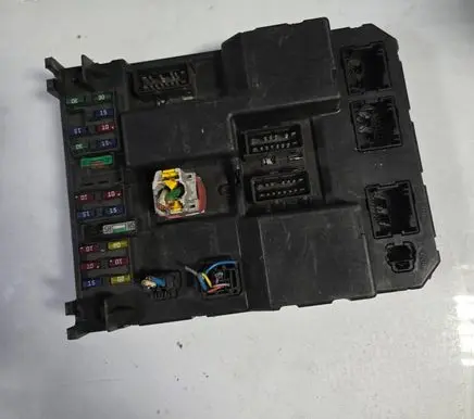 Peugeot 307 Fuse module 9651196780A 005421104 0073948121004