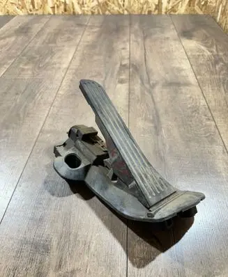 Accelerator throttle pedal