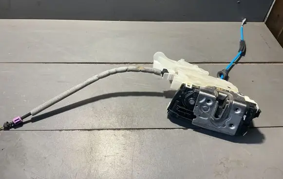 Mercedes-Benz E W212 Front door lock A2047202435