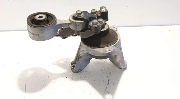 Honda CR-V Engine mount bracket