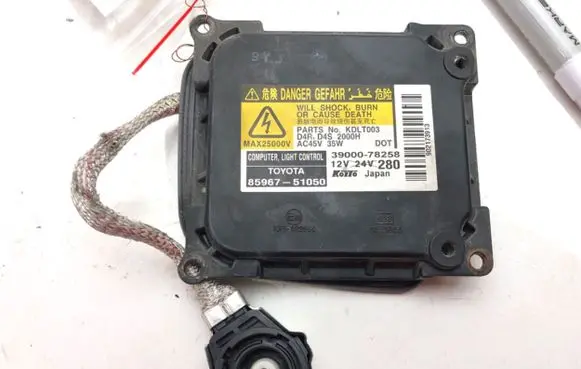 Toyota Avensis T270 Voltage converter/converter module 85967-51050