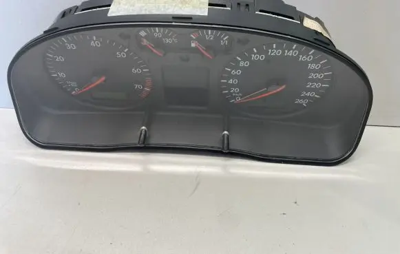 Volkswagen PASSAT B5 Speedometer (instrument cluster) 3B0920822