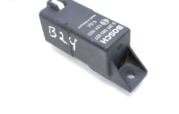 Volvo XC90 Glow plug pre-heat relay 30751798 0281003037