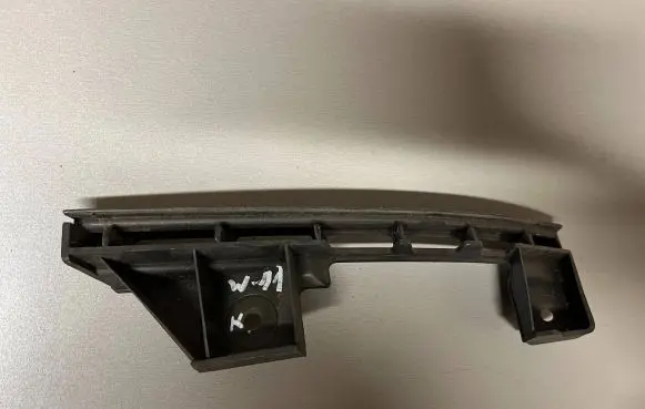 Volkswagen Touran I Front bumper mounting bracket 1T0807889B W013837