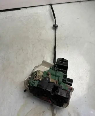Volkswagen PASSAT B5 Front door lock 424