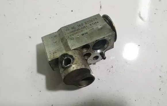 Volkswagen PASSAT CC Air conditioning (A/C) expansion valve 1K0820679