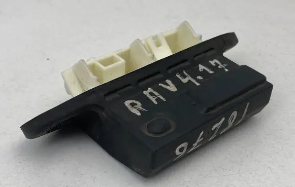 Toyota RAV 4 (XA40) Tailgate opening switch 15D126