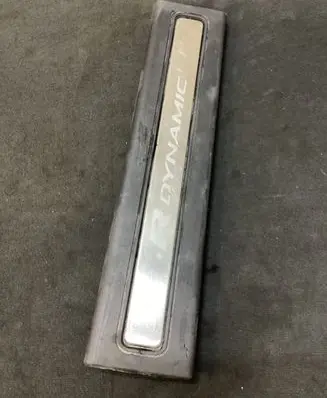 Land Rover Discovery 5 Front sill trim cover HY3213200 186205231 156137021