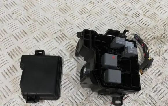 Citroen C1 Battery relay fuse 827410H060