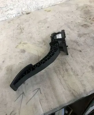 Volvo XC40 Accelerator throttle pedal 32212367