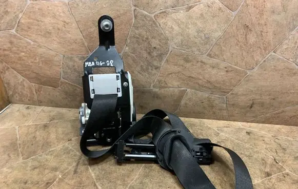 Mercedes-Benz E W212 Front seatbelt 620048000