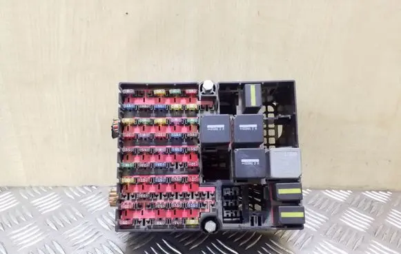 Ford Fusion Fuse module 2N1T14401HJ 2N1T17K400CF
