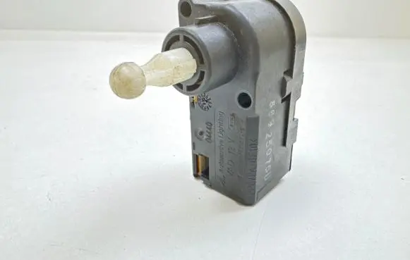 Headlight level adjustment motor