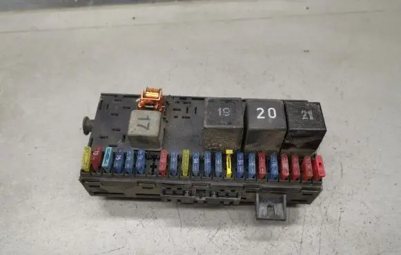 Volkswagen Golf II Fuse module 171941813D