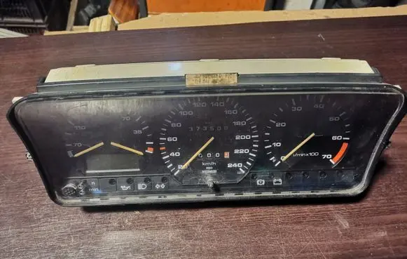 Volkswagen PASSAT B3 Speedometer (instrument cluster) 5220029100