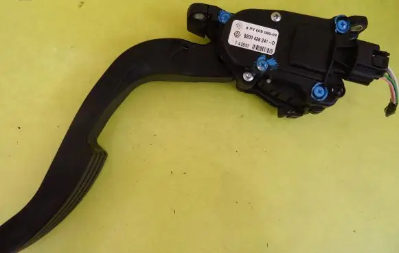 Renault Twingo II Accelerator throttle pedal 8200426241D