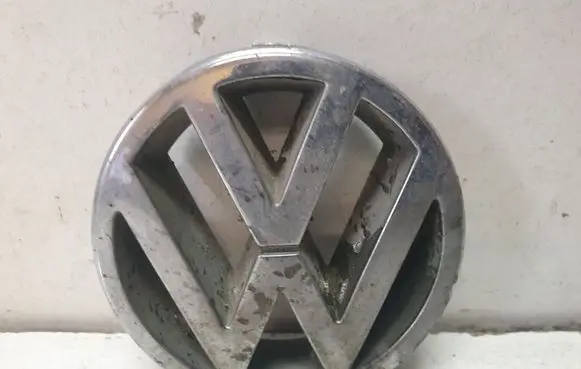 Volkswagen Golf III Manufacturer badge logo/emblem 321853601B