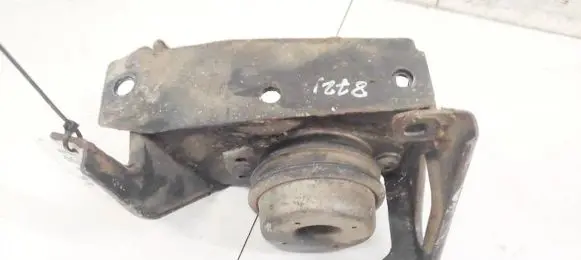 Peugeot 607 Engine mount bracket