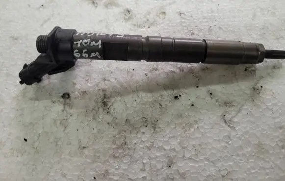 Toyota Yaris Fuel injector 236703305