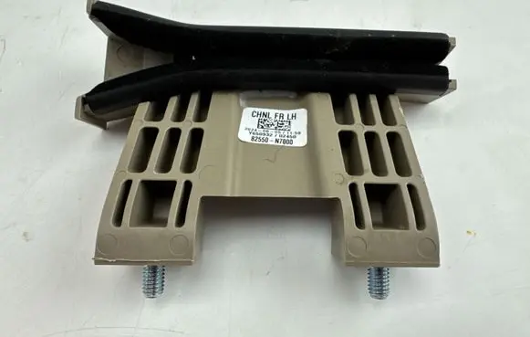 Hyundai Tucson IV NX4 Front door windshield rail 82550N7000