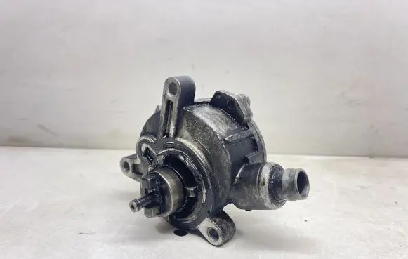 Volvo V70 Vacuum pump 08699237