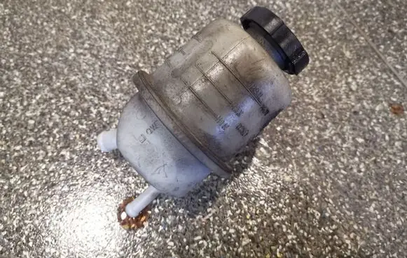 Nissan Pathfinder R51 Power steering fluid tank/reservoir