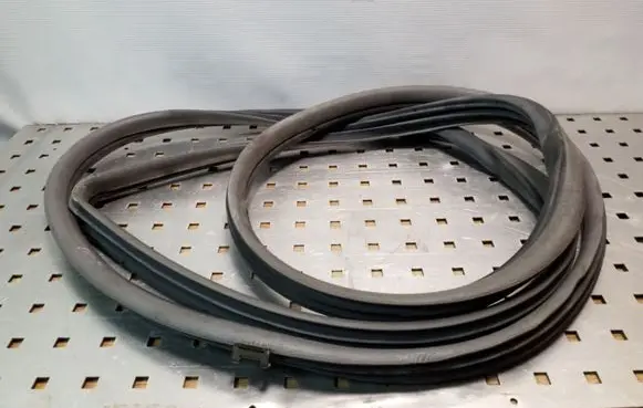 Toyota RAV 4 (XA20) Front door rubber seal
