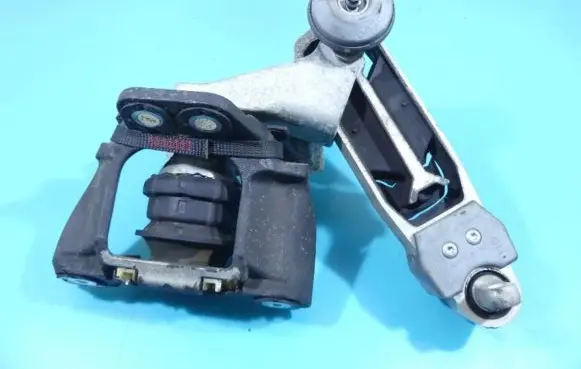 Engine mount vacuum valve