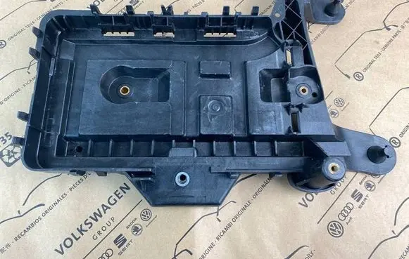 Volkswagen Tiguan Battery tray 1K0915333H